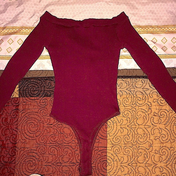 (NWOT) LuLus Lilith Burgundy Off-the-Shoulder V-Neck Long Sleeve Ribbed Bodysuit - Picture 4 of 10
